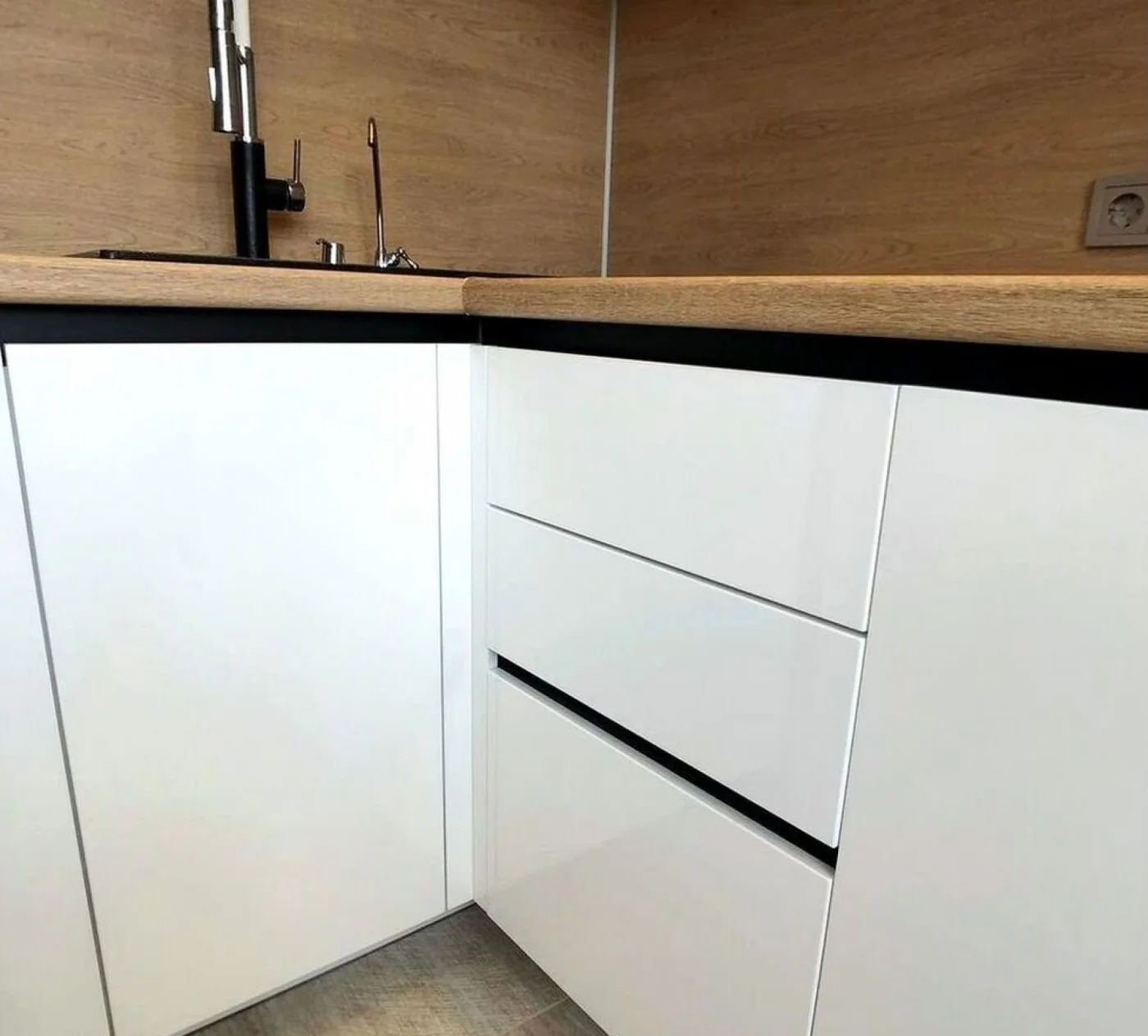 Кухня на заказ белый глянец эмаль Blum 148080 рублях