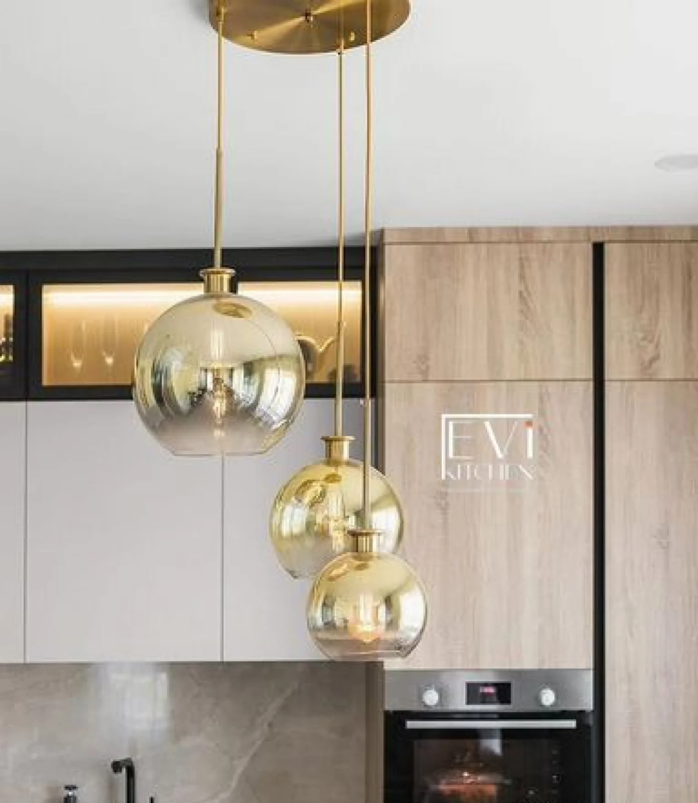 Современная кухня на заказ с витринами-пеналами и LED