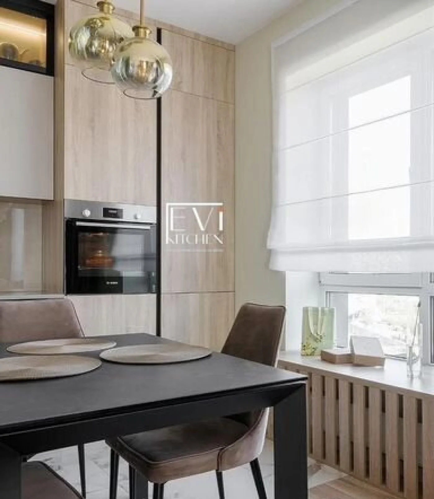 Современная кухня на заказ с витринами-пеналами и LED