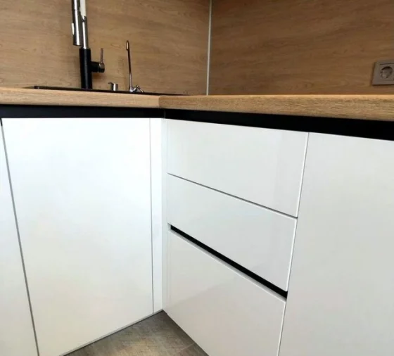 Кухня на заказ белый глянец эмаль Blum 148080 рублях